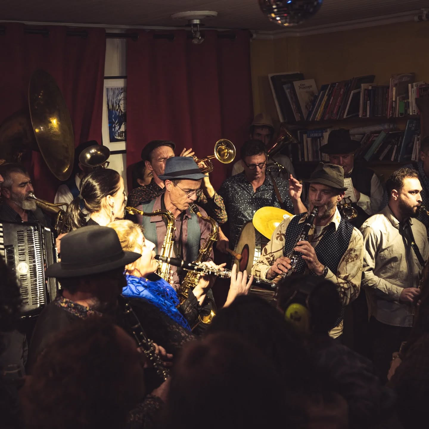 Affiche : Fanfare KO à La Chaumière