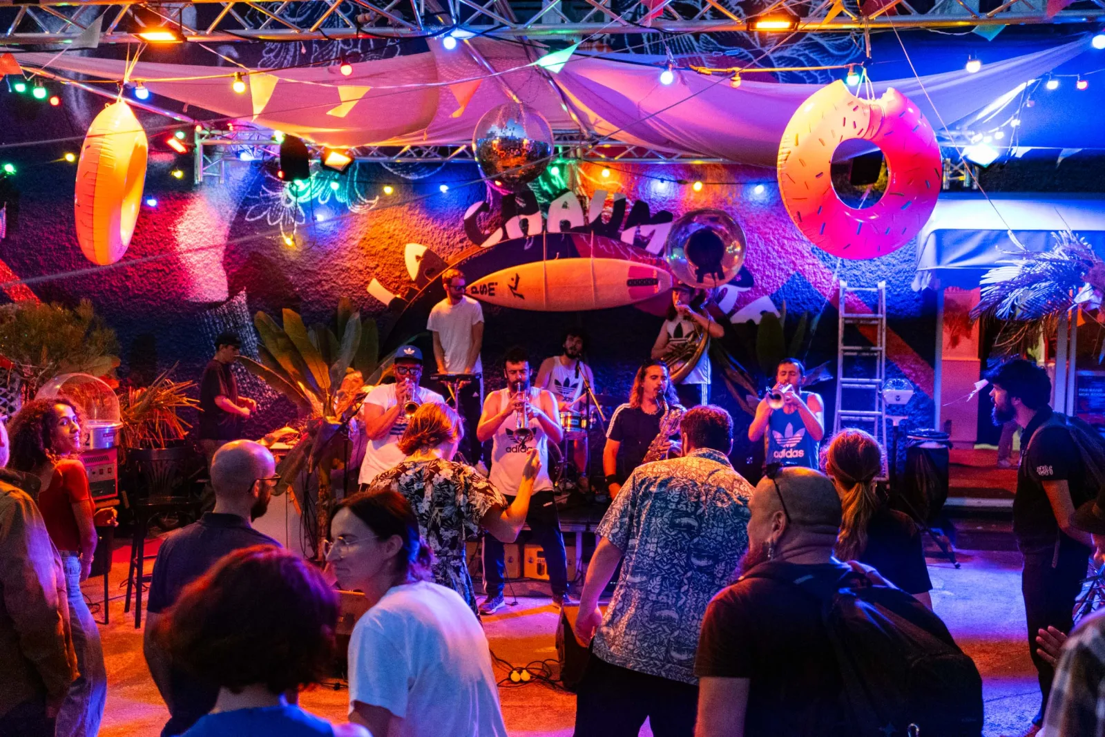 Concert sur la scène de La Chaumière