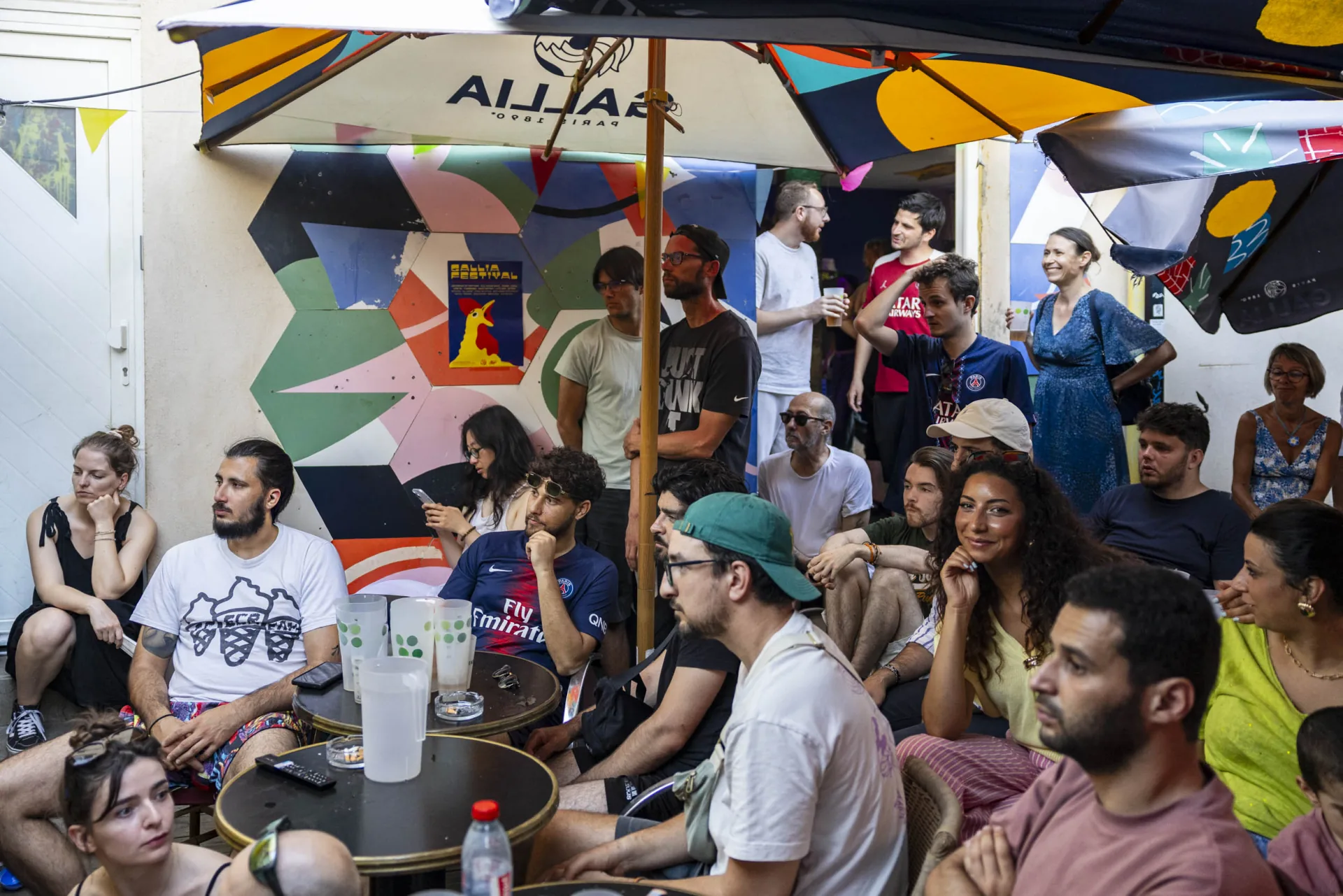 Public dans le patio devant la retransmission du match — Bal Queer & Match Foot