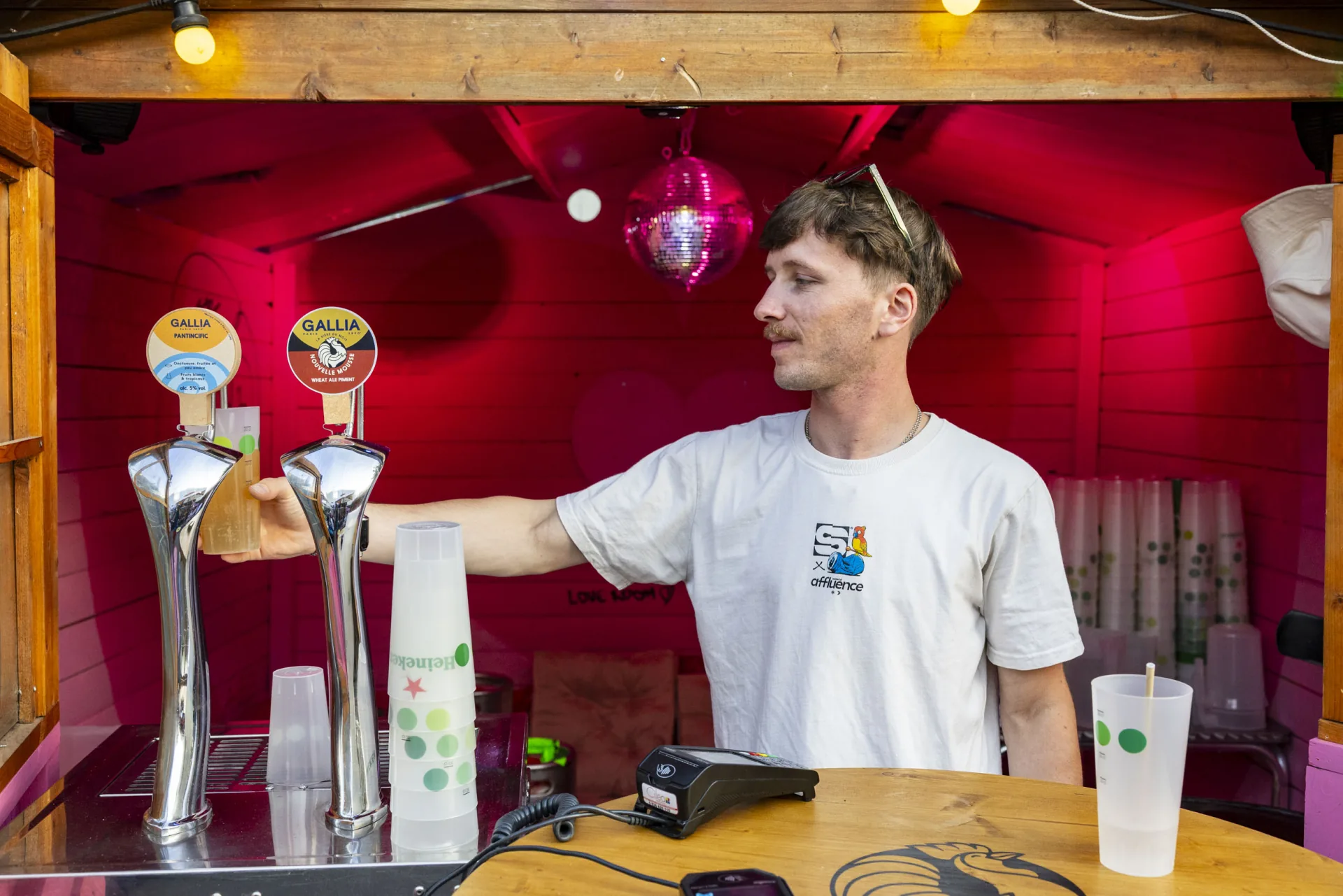 Service au bar dans la cabane rose à La Chaumière