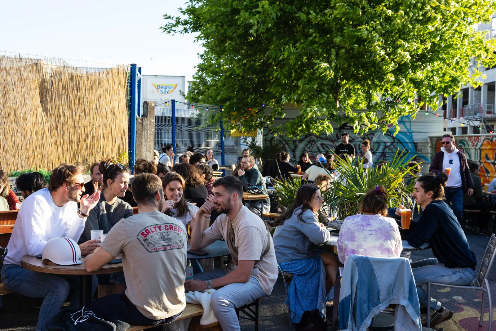 La terrasse de La Chaumière un après-midi ensoleillé